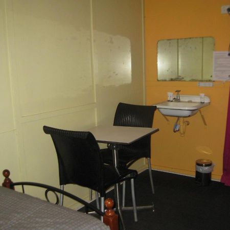 Australian Hotel Winton Budget Hotel Accommodation Екстериор снимка
