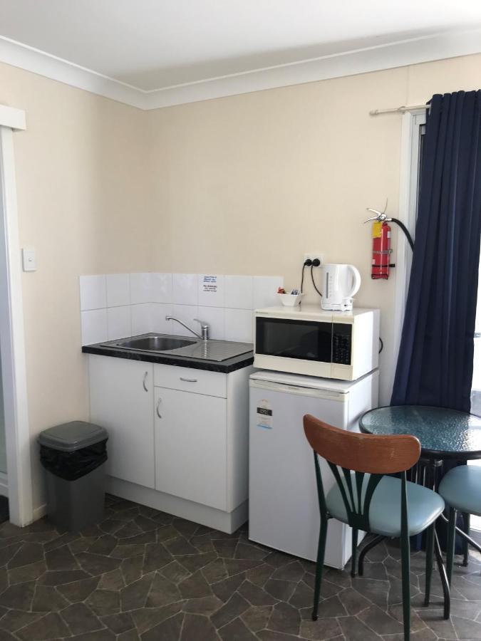 Australian Hotel Winton Budget Hotel Accommodation Екстериор снимка